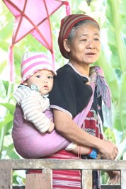 Grand-mère et enfant karen