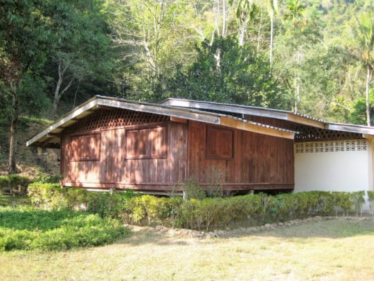 A Maewé, on construit encore en bois - maternelle maison des couturières