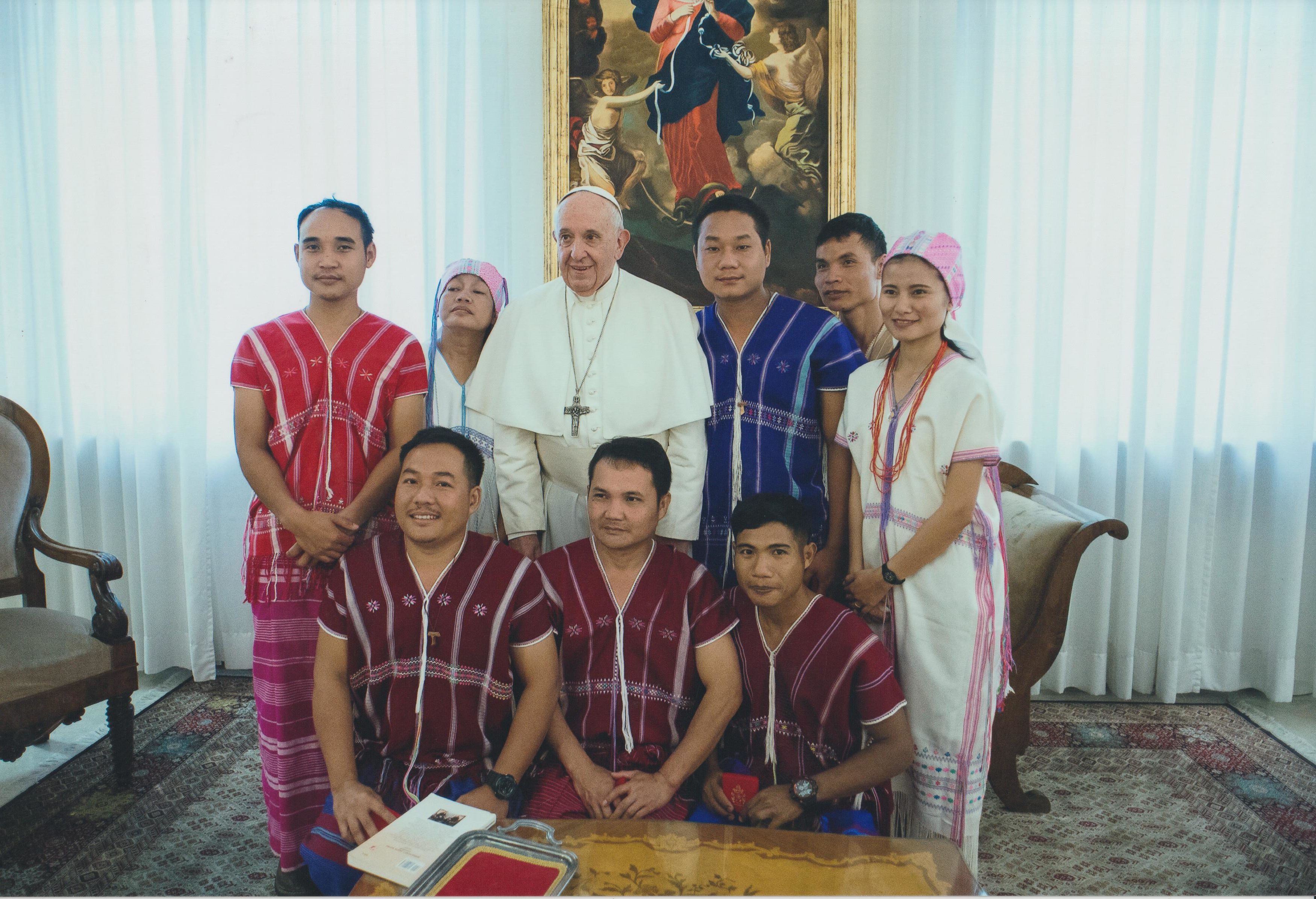 Le Pape Francois entouré des Karens