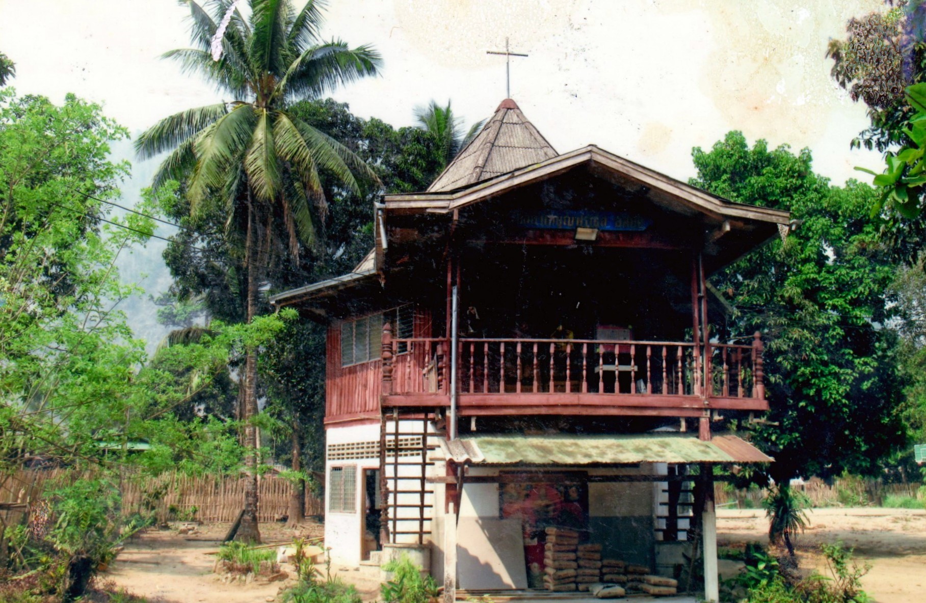1998 Maetowo, construction de l'église St François d'Assise
